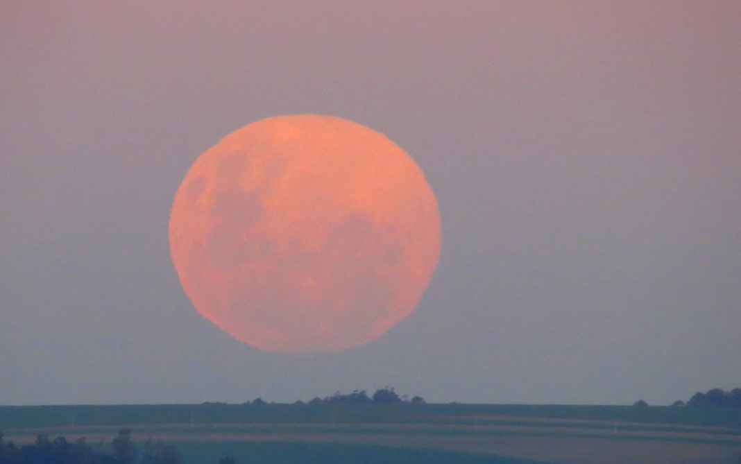 Registros da Superlua rosa pelo mundo