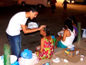 Jovem oferece ajuda humanitária a pessoas em situação de rua