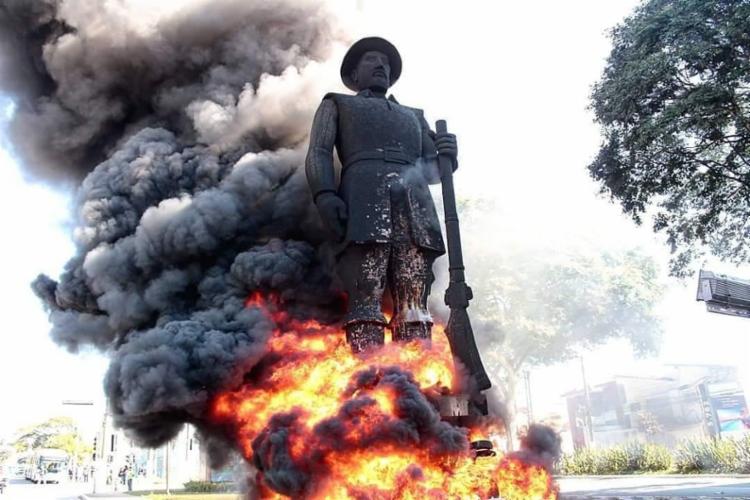 Justiça de SP libera acusados de incendiar a estátua de Borba Gato -