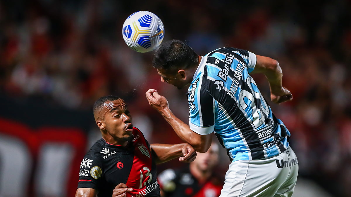 diego-souza-em-lance-contra-o-atletico-go
