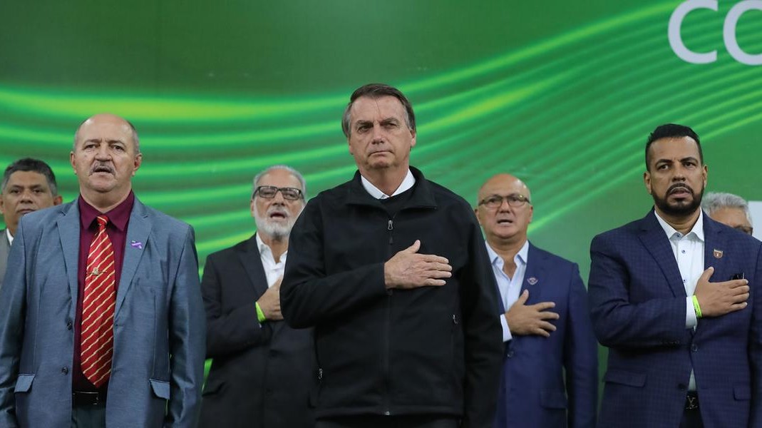 air Bolsonaro (sem partido) durante cerimônia de consagração de pastores, no Amazonas.