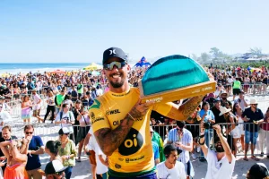 Tetracampeão no Brasil, Filipe Toledo agradece a Deus pela conquista