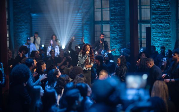 Sarah Beatriz traz mensagem de encorajamento em novo single