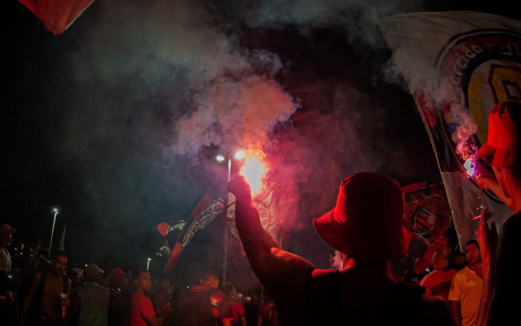 Flamengo chega ao Marrocos para o Mundial após festa da torcida no embarque - Foto: Paula Reis / CRF