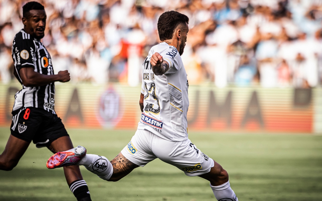 Santos empata com Atlético-MG, segue sem vencer no Brasileirão e recebe críticas da torcida - Foto: Reprodução Santos FC / @SantosFC