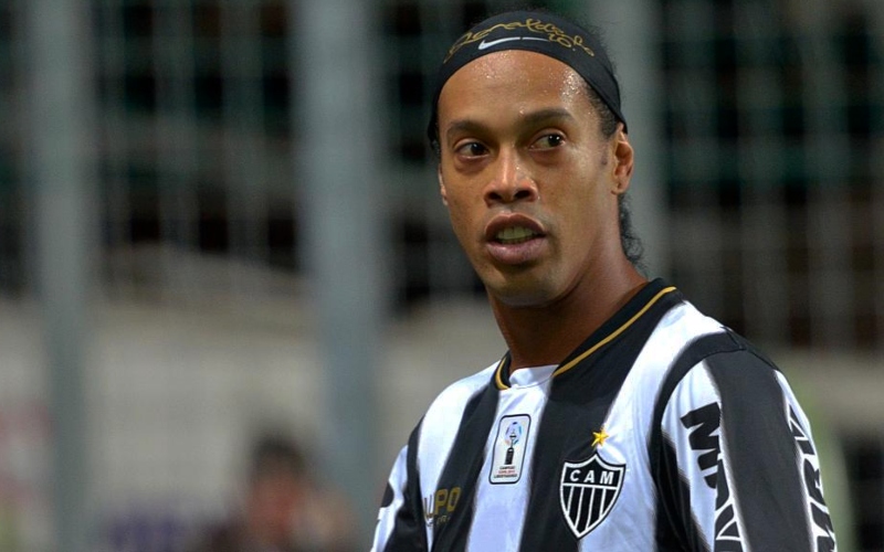 Justiça bloqueia R$ 8,4 milhões do Atlético-MG por dívida com Ronaldinho Gaúcho - Foto: Reprodução Lei em campo