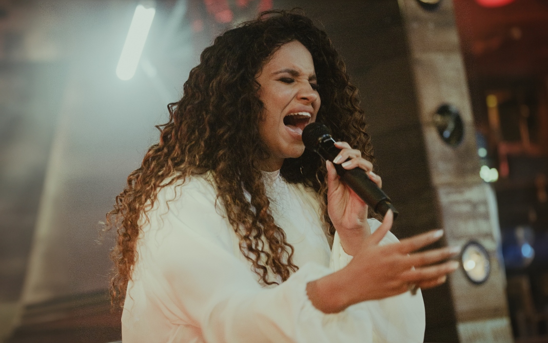 Sarah Beatriz em seu novo clipe, 