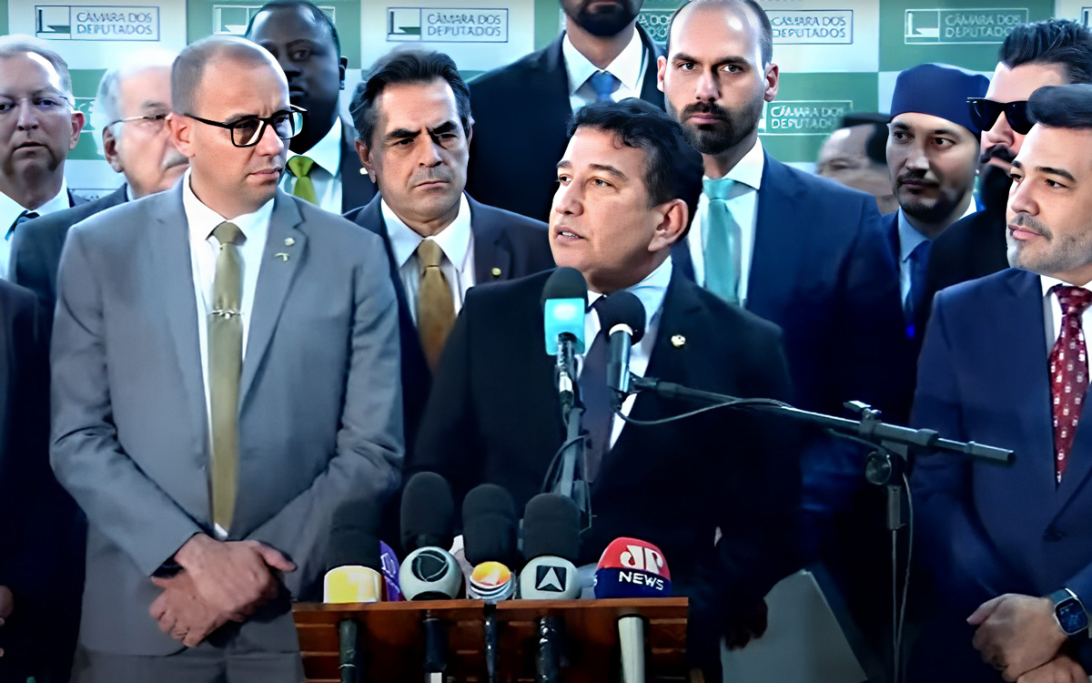 Coletiva de imprensa extraordinária da Frente Parlamentar Mista em Defesa da Família e da Vida. Reprodução Youtube/ Câmara dos Deputados.