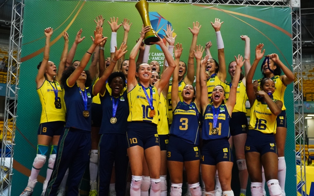 Campeão antecipado, Brasil bate Colômbia e encerra Sul-Americano de vôlei sem perder nenhum set - Foto: Reprodução Twitter / @volei