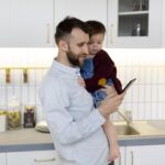 A interação entre pais e filhos vem sendo prejudicada pela dependência dos adultos das tecnologias da informação e comunicação. Foto: Freepik