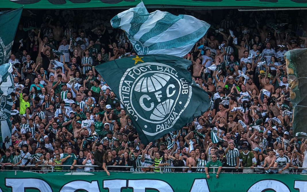 Polícia do Paraná investiga caso de racismo na torcida do Coritiba após vitória no clássico - Foto: Gabriel Thá | Coritiba