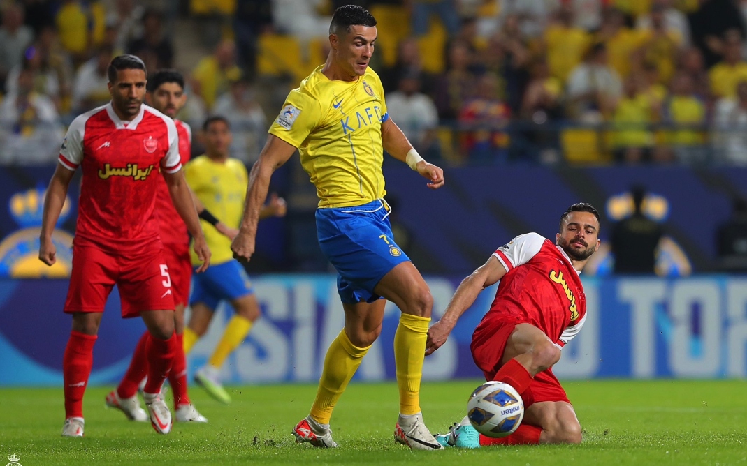 Cristiano Ronaldo corrige árbitro e admite que não sofreu pênalti em empate do Al Nassr - Foto: Reprodução Twitter / AlNassr FC - @AlNassrFC_EN