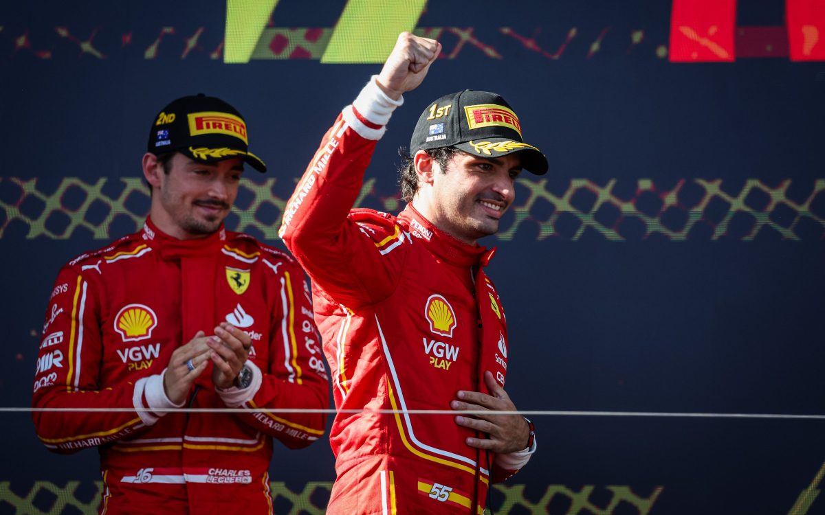 Carlos Sainz aproveita abandono de Verstappen e fatura GP da Austrália - Foto: Reprodução Twitter @ScuderiaFerrari