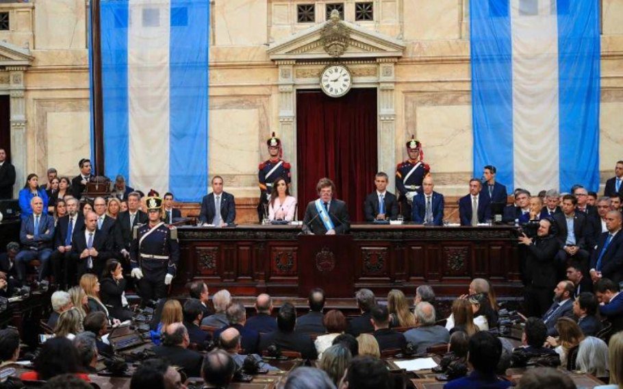 Deputados discutem reformas de Milei, que fez concessões