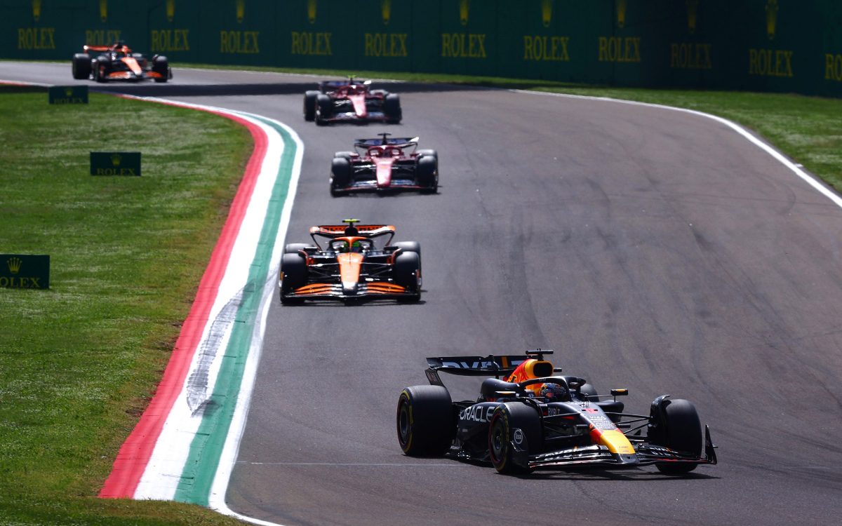 Verstappen segura pressão de Norris no fim e vence em Ímola no dia de homenagens a Senna - Foto: Reprodução Twitter Oracle Red Bull Racing - @redbullracing