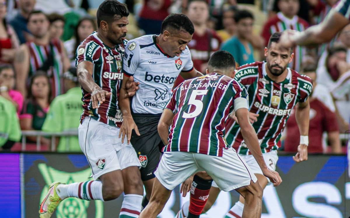 No 1º jogo sem Diniz, Fluminense perde para o Vitória e se afunda na lanterna do Brasileiro - Foto: Reprodução Twitter EC Vitória - @ECVitoria