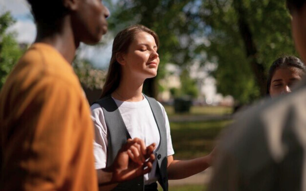Acampamento de jovens cristãos. Foto: Reprodução / Freepik.