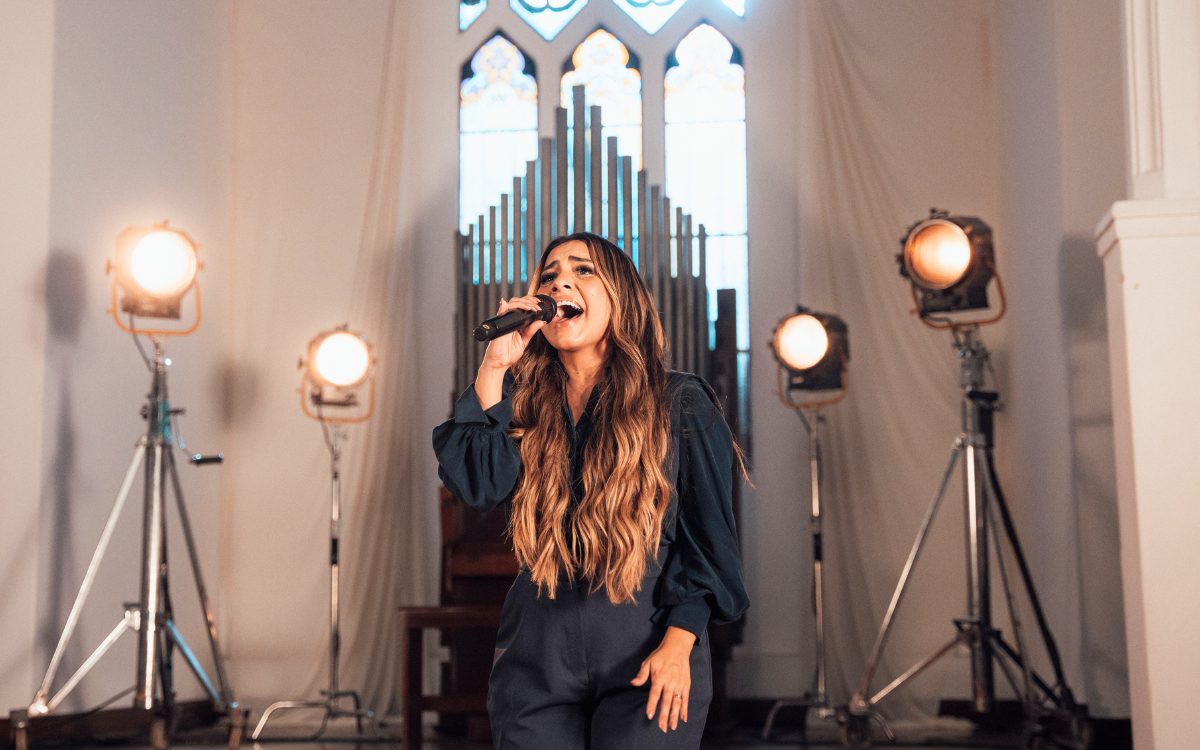 Gabriela Rocha encerra ano com lançamento de