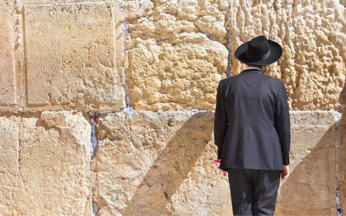 Judeu no muro das lamentações. Foto: Reprodução / Freepik.