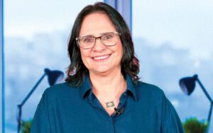 A senadora Damares Alves aponta que a transmissão dos valores cristãos enfrenta resistência cultural e ideológica, o que torna o papel da família e da Igreja ainda mais crucial.