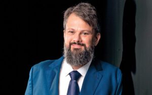 O pastor e filósofo Tassos Lycurgo destaca que a revolução digital e a inteligência artificial podem transformar radicalmente a forma como as novas gerações se relacionam com a fé.