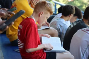 Missão utiliza o esporte para resgatar adolescentes marcados pela violência