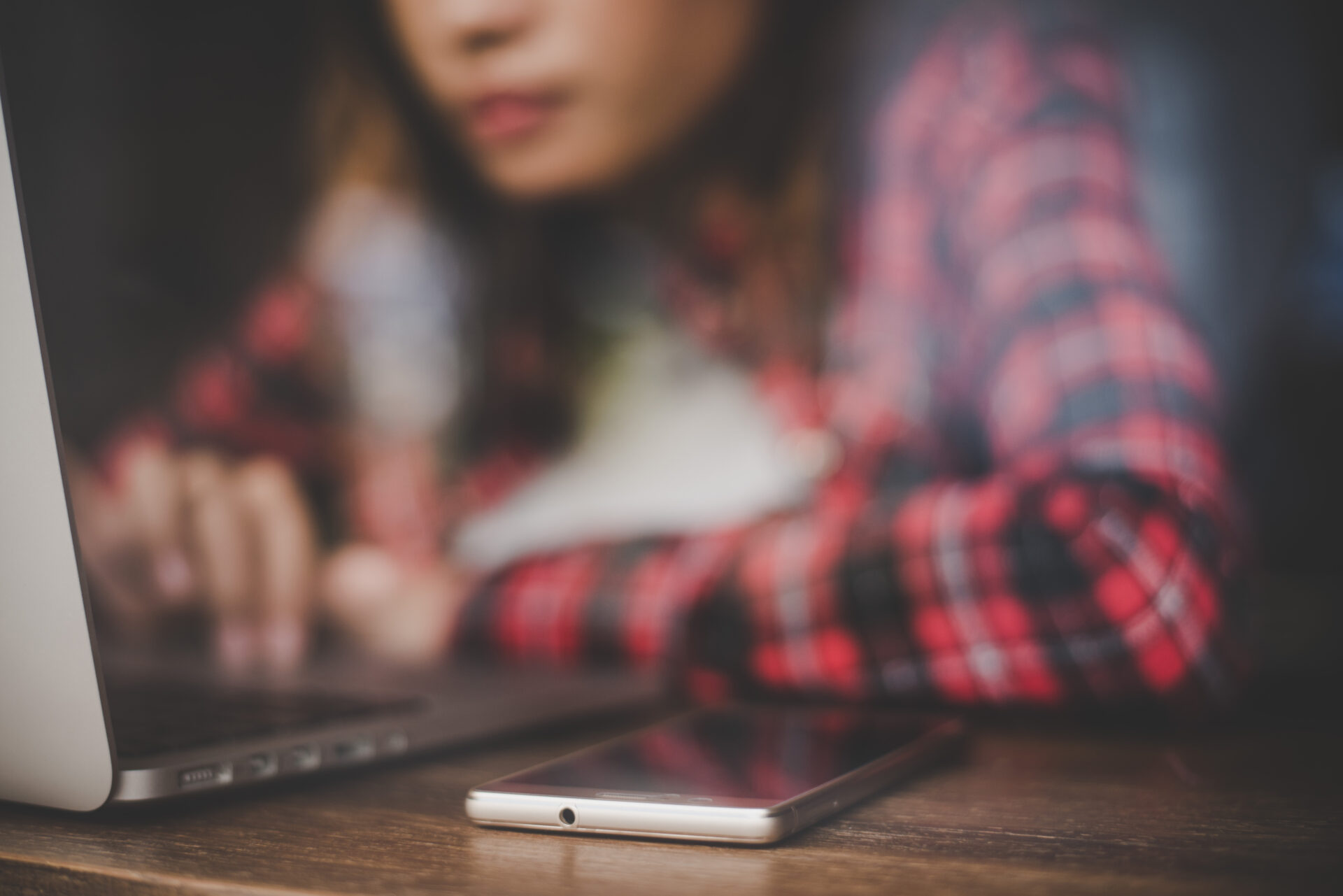 Close up of womanworking with her laptop at cafe. Hipster girl w