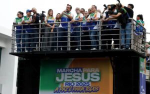Marcha Para Jesus reúne multidão em edição histórica no RJ Governador Cláudio Castro durante a 18° Marcha Para Jesus no Rio de Janeiro. Foto: Fernando Frazão/Agência Brasil.
