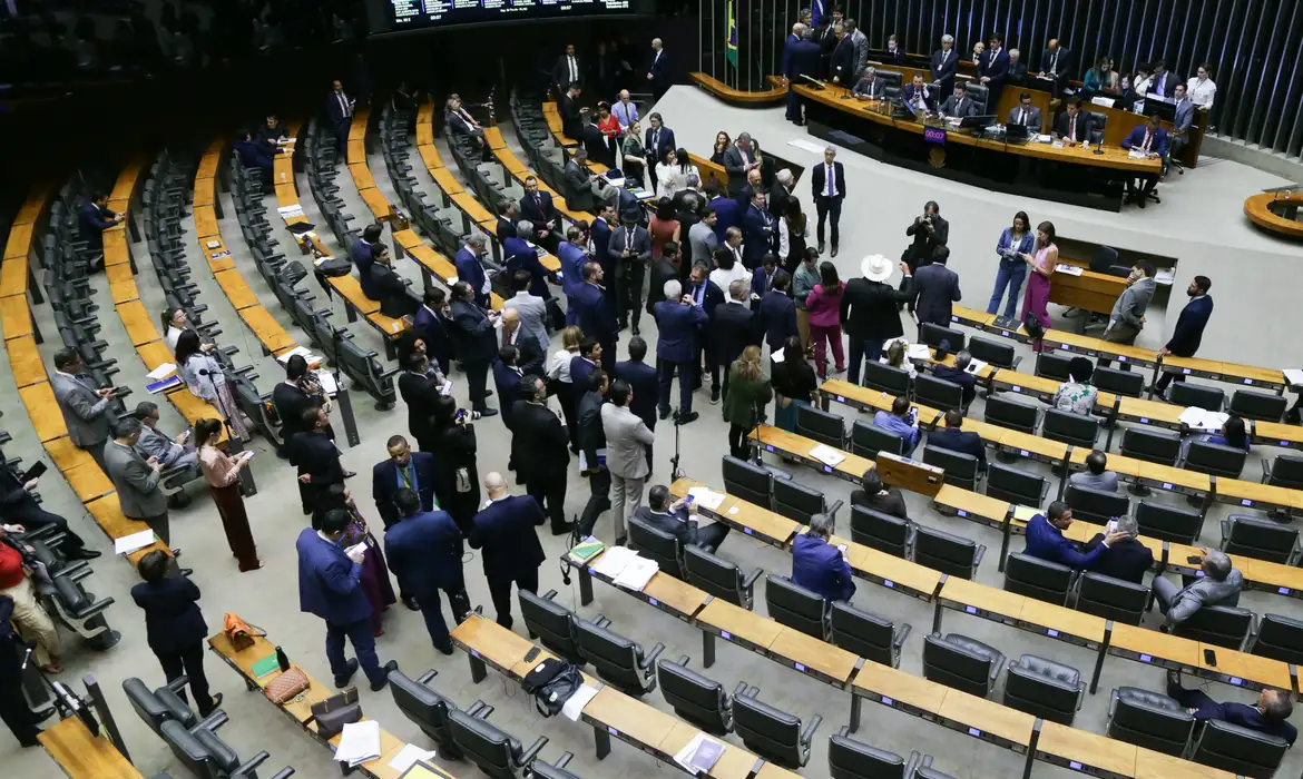 Entenda a PEC da Blindagem, aprovada na Câmara. Proposta exige autorização do Congresso para processar deputados e senadores, gerando debate sobre impunidade. Foto: Lula Marques/ Agência Brasil
