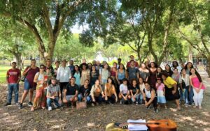 Conheça os adoradores que usam o louvor para evangelizar nas faculdades "Jesus Na UFES", uma reunião de grupos universitários liderados por Victória Phedanue. Foto: Arquivo Pessoal.