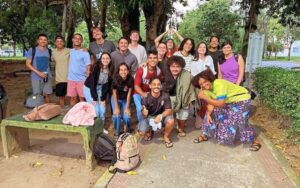 Conheça os adoradores que usam o louvor para evangelizar nas faculdades Kayo Barcellos (à frente) do grupo de universitários em momento de reunião evangelística. Foto: Arquivo Pessoal.