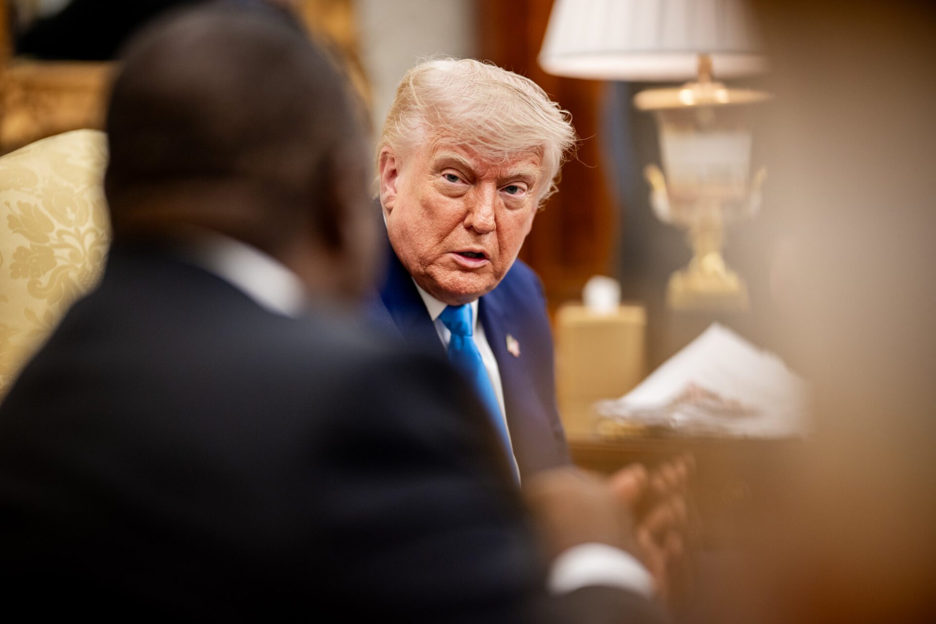 Donald Trump aumenta tarifa de produtos canadenses para 35% devido à falta de cooperação do Canadá contra o fentanil. Foto: Casa Branca por Daniel Torok/Fotos Públicas