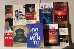Livros publicados pelo pastor Marcos Calixto. Foto: Arquivo pessoal.