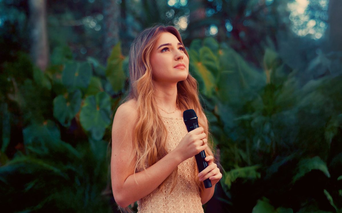 Esther Durán lança versão de sucesso latino: "Derramo meu perfume"