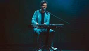 Cantor e maestro Matheus Rizzo. Foto: Breno Brito. 