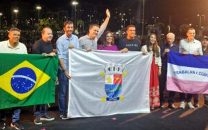 O prefeito Lorenzo Pazolini, o vereador Davi Esmael e demais autoridades participam da abertura do Celebra Vitória. Foto: Victor Rodrigues.