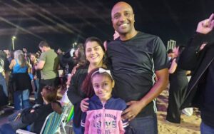 Nilson Ricardo, ao lado da esposa, Dayana, e da filha, Mryanne, aproveitou a programação nas areias da Praia de Camburi. Foto: Victor Rodrigues.