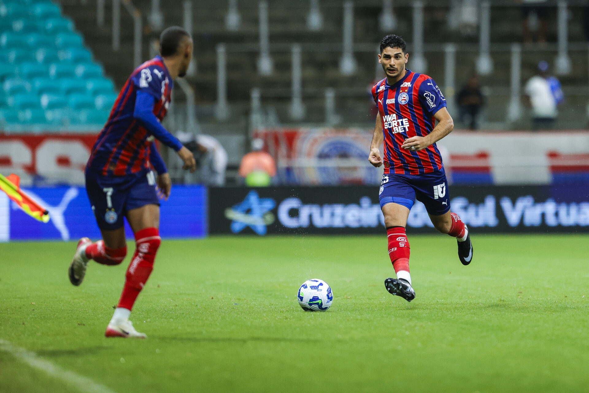 Em partida atrasada do Brasileirão, o Bahia vence o Internacional na Fonte Nova e entra forte na briga por vaga na Libertadores 2026 - Foto: Rafael Rodrigues/EC Bahia