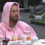 Entre palavrões, Justin Bieber se declara a Jesus: "rei do meu coração"