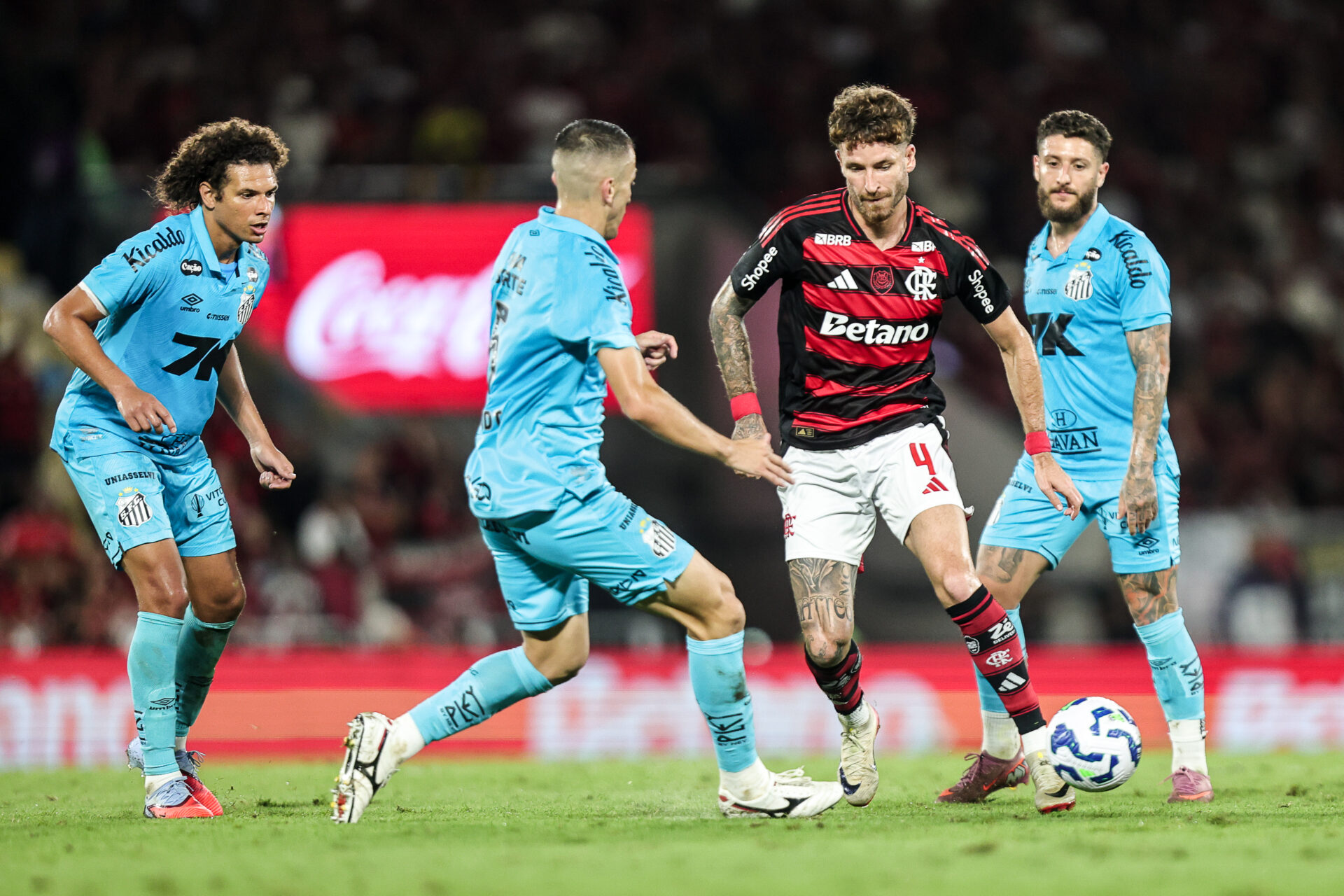 Flamengo derrota o Santos por 3 a 2 no Maracanã e esquenta a disputa pelo título do Brasileirão - Foto: Gilvan de Souza/Flamengo