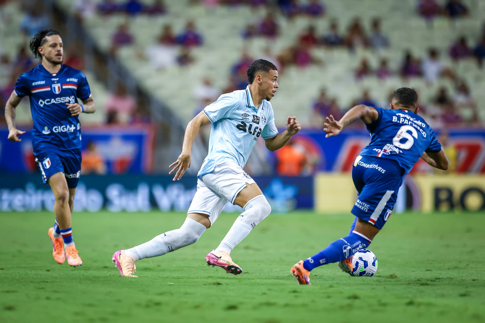 Fortaleza e Grêmio ficam no 2 a 2 pela 33ª rodada do Brasileirão. Falhas dos goleiros Brenno e Volpi foram decisivas no resultado que complica o Leão na Z4 - FOTO: LUCAS UEBEL/GREMIO FBPA