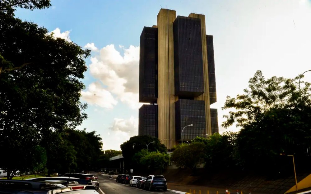 O Banco Central informa que o déficit primário do setor público consolidado alcançou R$ 37,7 bilhões em 12 meses até outubro, representando 0,30% do PIB - Foto: Reprodução