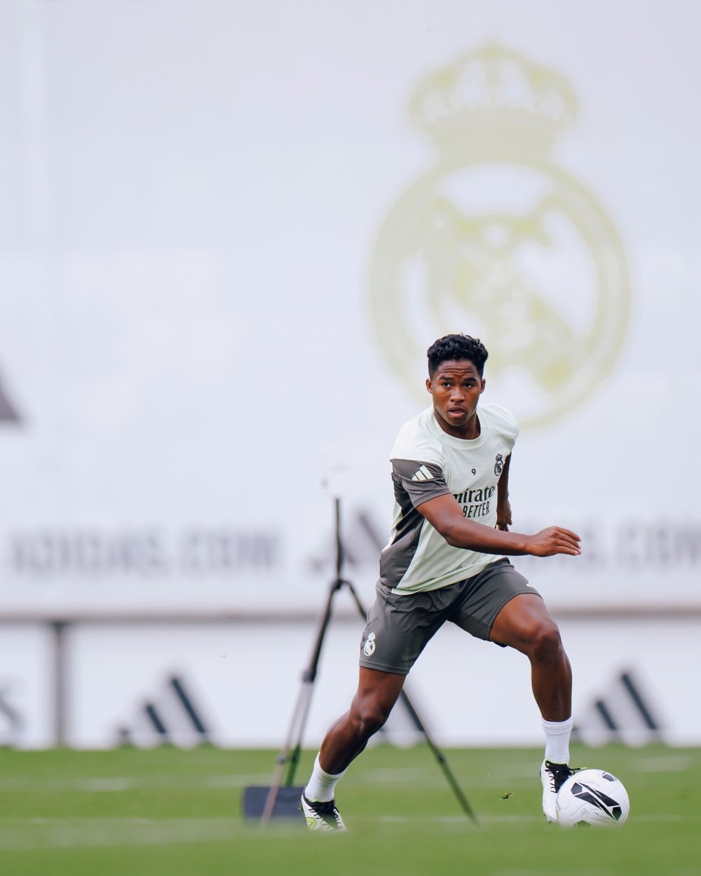 Endrick, do Real Madrid, é emprestado ao Lyon por seis meses. Objetivo é dar mais oportunidades para o atacante se firmar e disputar a Copa do Mundo - Foto: ES Brasil