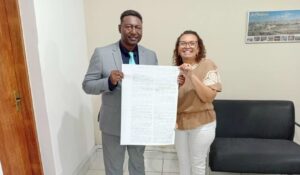 Membros de igreja evangélica no ES produzem Bíblia gigante escrita à mão