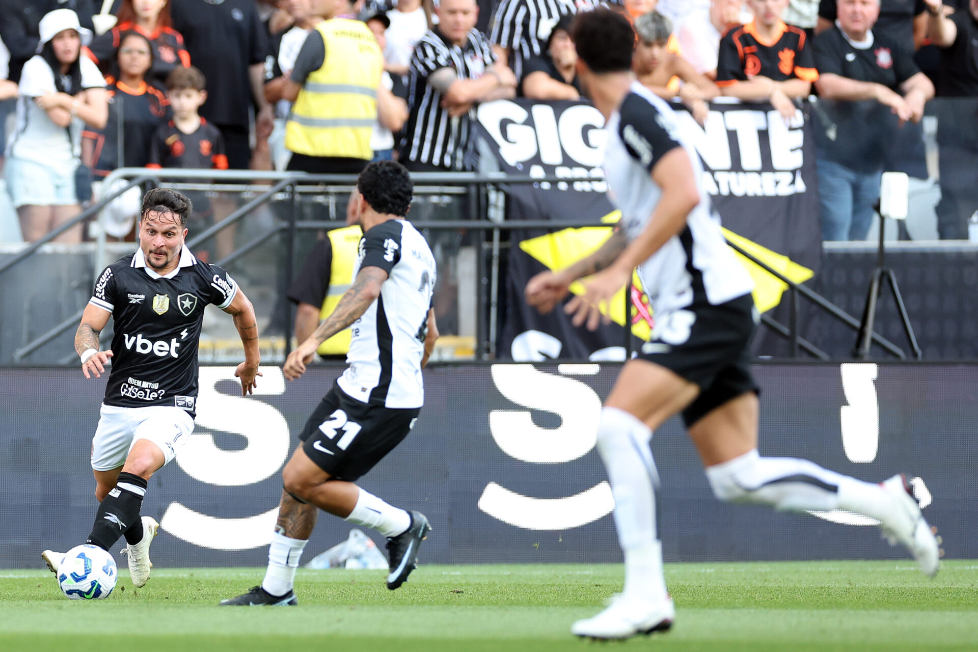 Corinthians e Botafogo empatam em 2 a 2 na 36ª rodada do Brasileirão. Jogo teve domínio corintiano inicial, reação botafoguense e gol polêmico no fim - Foto: Vitor Silva/Botafogo