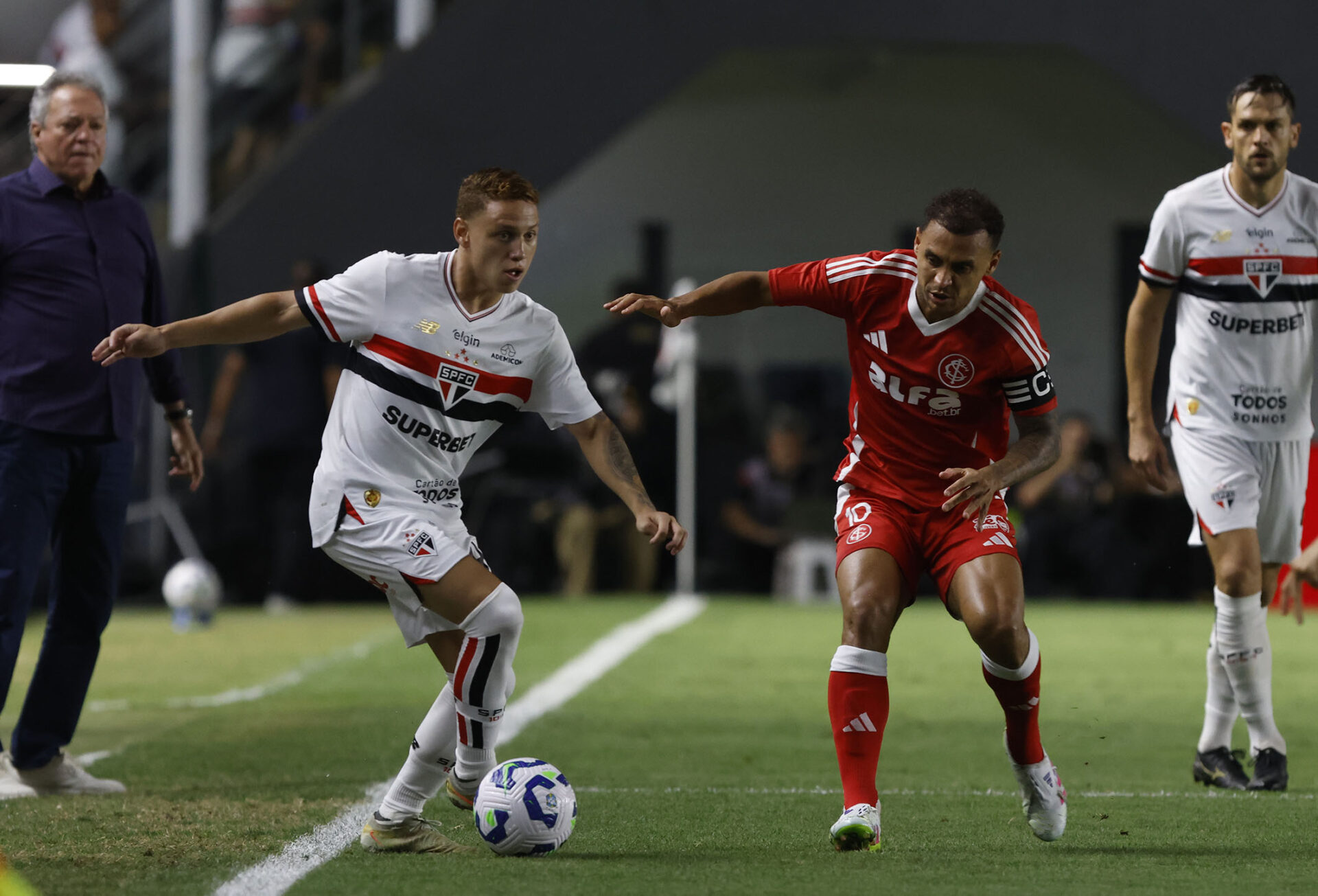 Aproveitando Inter abatido, São Paulo vence na Vila e continua na disputa pelo G-8 - Crédito: Rubens Chiri / São Paulo FC