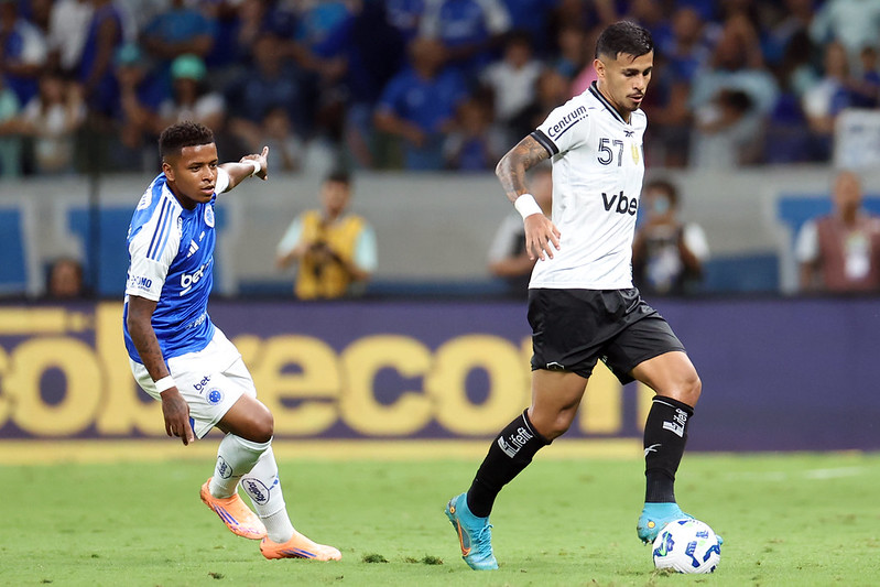 Com gol de pênalti de Alex Telles nos acréscimos, Botafogo empata com Cruzeiro (2-2) e segue na luta por vaga direta na Libertadores 2026 - Foto: Vitor Silva/Botafogo.