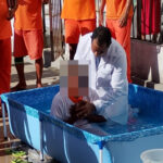 Batismo coletivo marca ação de evangelização em penitenciária na Bahia