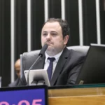 Deputado Glauber Braga (PSOL-RJ) tem mandato suspenso por seis meses após votação na Câmara, livrando-se da cassação. Entenda a negociação e os bastidores - Foto: Lula Marques/ Agência Brasil