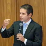 Hugo Motta criticou a decisão de Gilmar Mendes sobre o rito de impeachment de ministros do STF, atribuindo-a à polarização política - Foto: Fabio Rodrigues-Pozzebom/ Agência Brasil
